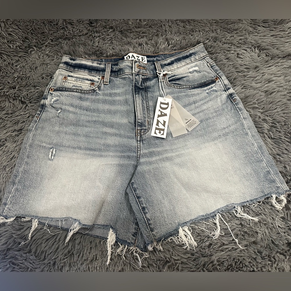 Daze Denim Sundaze Short High Rise in Dropout